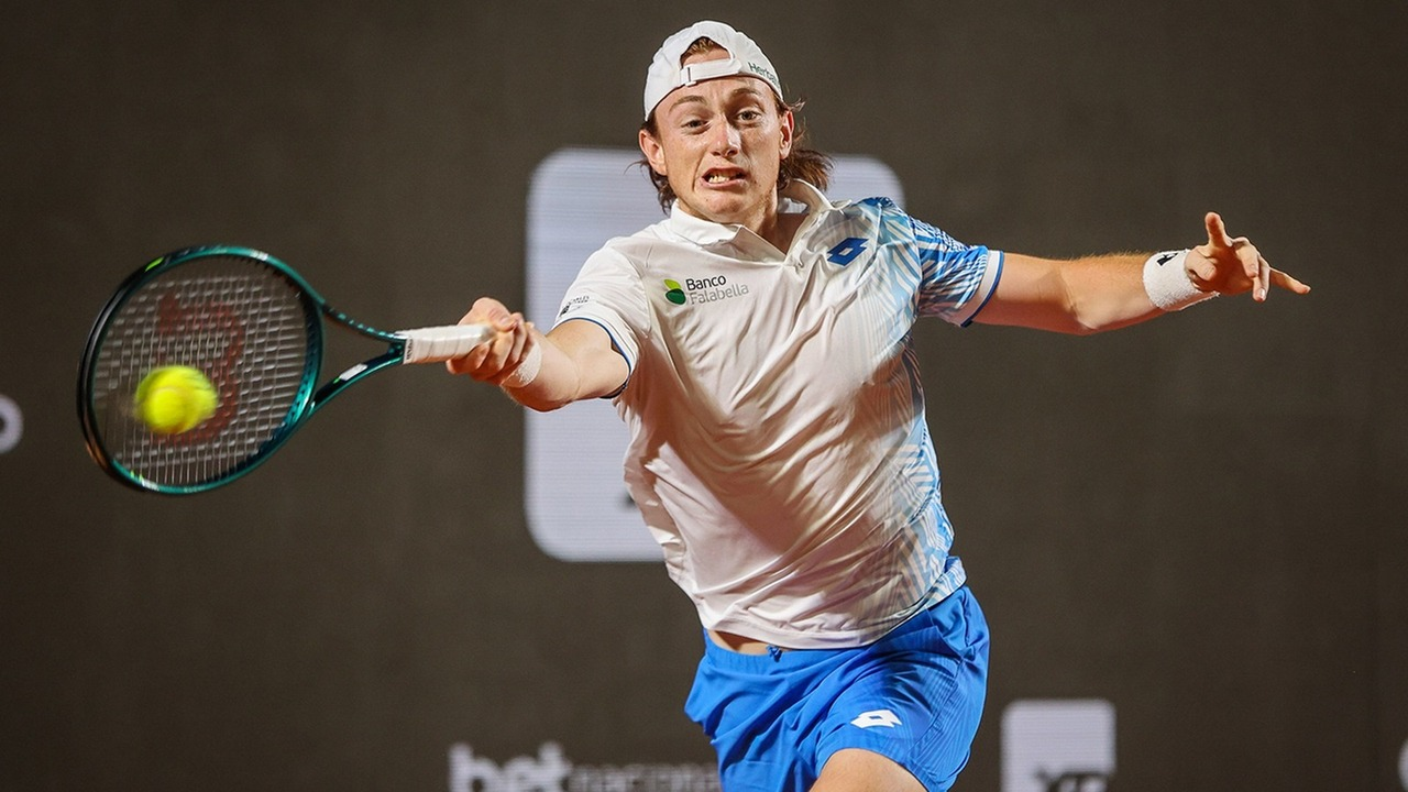 Ignacio Buse slår en forhånd under en hard court-kamp