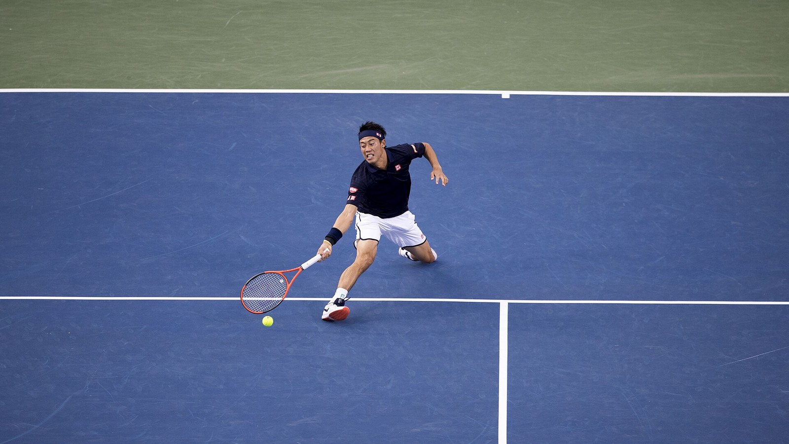 Kei Nishikori returnerer et slag fra baglinjen