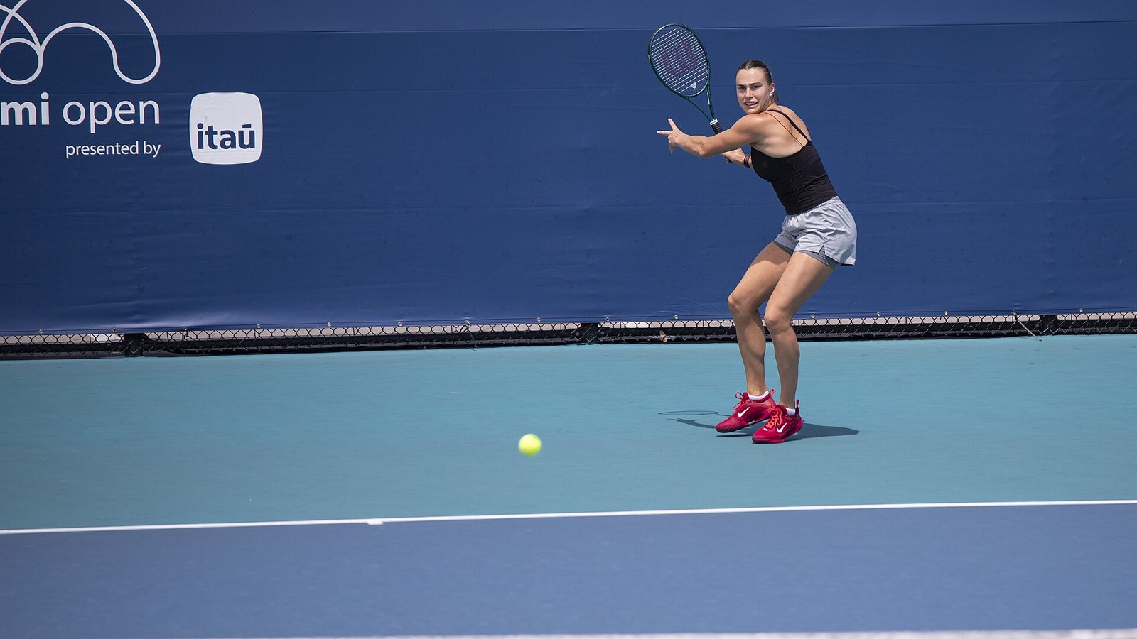 Aryna Sabalenka se prepara para devolver el servicio