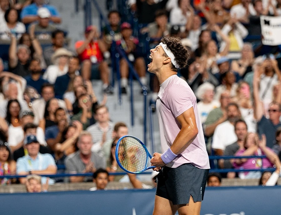 Støttebillede til Ben Shelton besejrer Stefanos Tsitsipas 6-2, 6-3, 6-4 og når US Open-kvartfinalerne