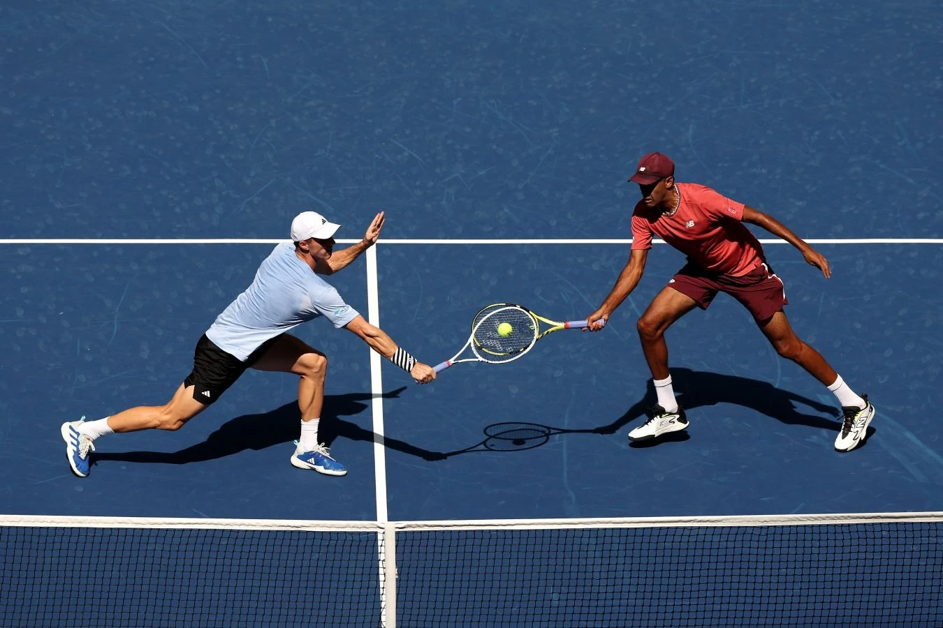 Støttebillede til Rajeev Ram og Joe Salisbury, der vinder en tæt tresæts doublekamp ved US Open