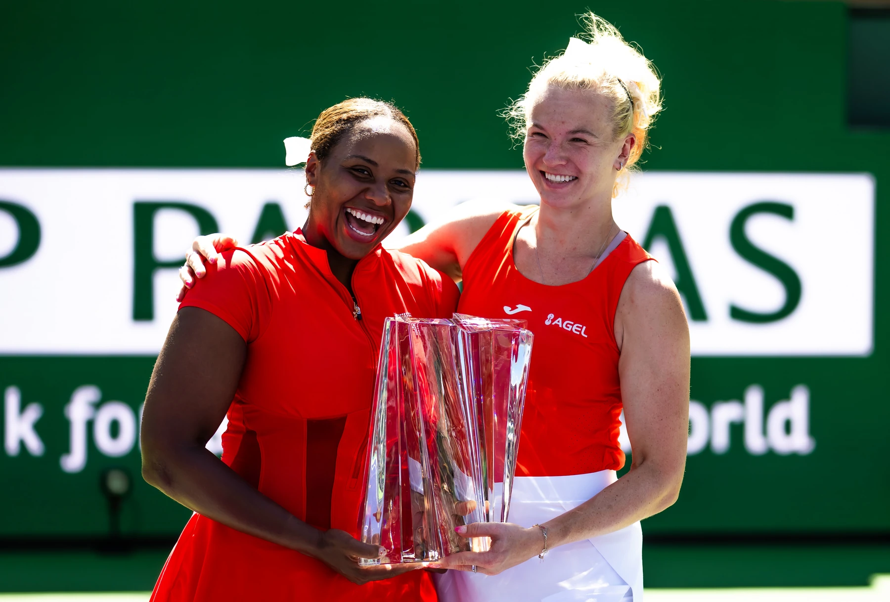 Supporting image for Siniakova and Townsend solve long service games to advance in New York doubles